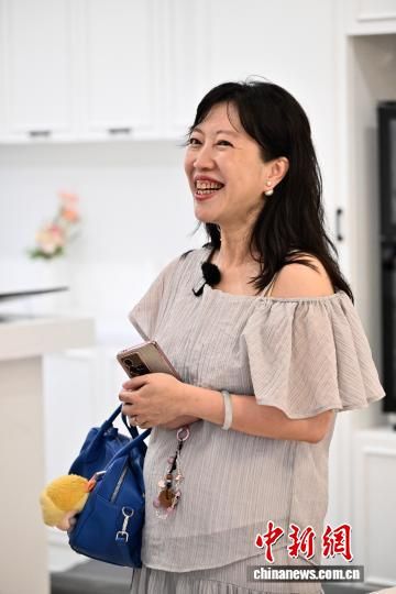 7月28日,庄涵如向参观者介绍装修好的短片实景基地。 中新社记者 张斌 摄 7月28日,庄涵如向参观者介绍装修好的短片实景基地。 中新社记者 张斌 摄