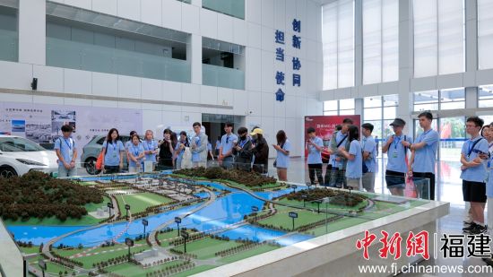 参观上汽宁德基地。宁德市台联 供图 参观上汽宁德基地。宁德市台联 供图