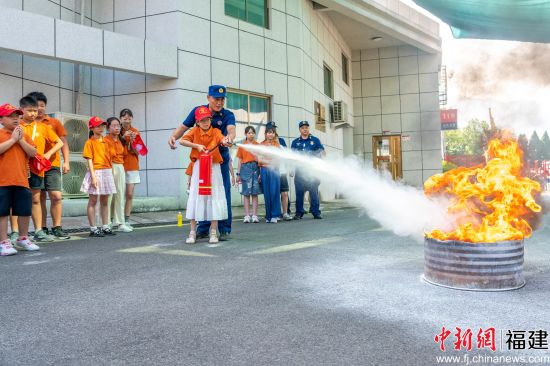 在福建南平松溪县,孩子们体验油盆灭火。王德锋 摄 在福建南平松溪县,孩子们体验油盆灭火。王德锋 摄