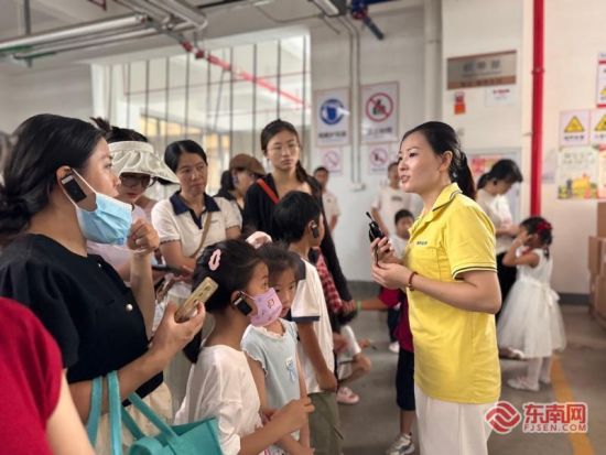 参观姚明织带工厂(主办方供图) 参观姚明织带工厂(主办方供图)