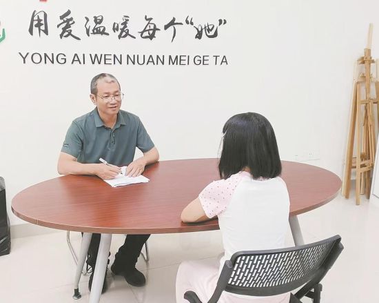 心理咨询师为受助者提供心理疏导服务。 心理咨询师为受助者提供心理疏导服务。