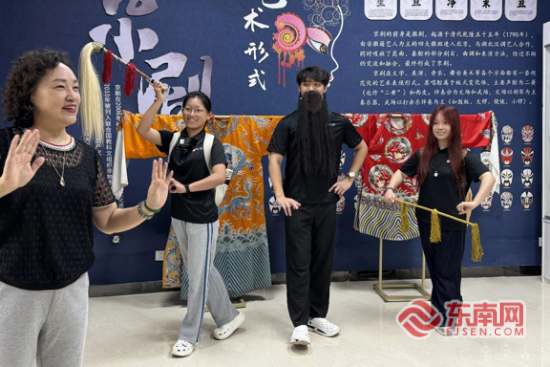 交流学习(苏晨瑾 摄) 交流学习(苏晨瑾 摄)