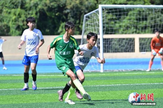 首场比赛由U14年龄段的台湾高雄迈斯博(绿)与福州国米青训(白)展开对决。王雄摄 首场比赛由U14年龄段的台湾高雄迈斯博(绿)与福州国米青训(白)展开对决。王雄摄