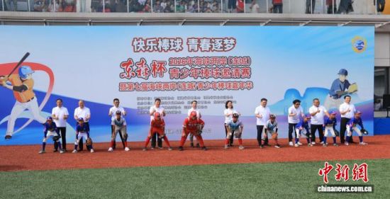 8月4日,2026年东森杯海峡两岸(连城)青少年棒球邀请赛暨第七届海峡两岸(连城)青少年棒球嘉年华在福建省龙岩市连城县闽台棒垒球融合发展基地火热开赛。连城县融媒体中心供图 8月4日,2026年东森杯海峡两岸(连城)青少年棒球邀请赛暨第七届海峡两岸(连城)青少年棒球嘉年华在福建省龙岩市连城县闽台棒垒球融合发展基地火热开赛。连城县融媒体中心供图