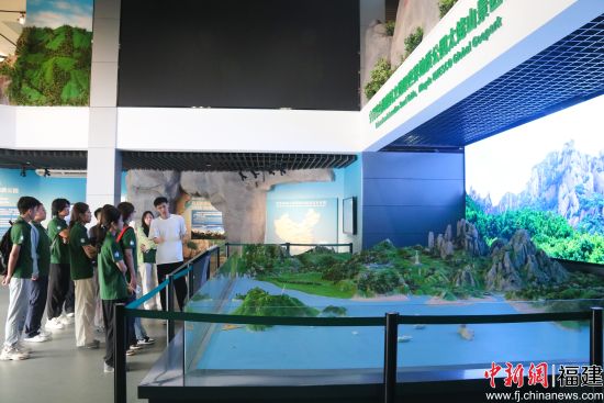 实践队辗转于太姥山的奇峰怪石之间,踏勘地质地貌特征、梳理生态保护现状、摸排文旅开发痛点。福鼎市融媒体中心 供图 实践队辗转于太姥山的奇峰怪石之间,踏勘地质地貌特征、梳理生态保护现状、摸排文旅开发痛点。福鼎市融媒体中心 供图