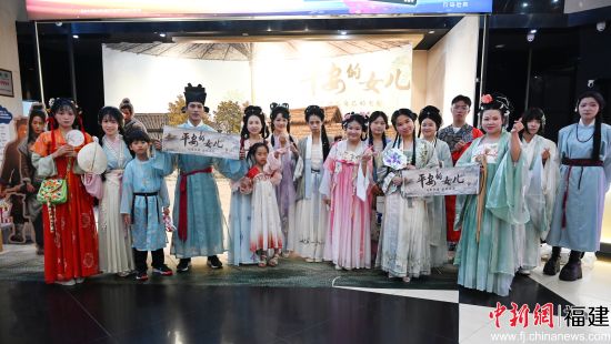 身着汉服的观众在电影《平安的女儿》展板处拍照打卡。 林柳柳 摄 身着汉服的观众在电影《平安的女儿》展板处拍照打卡。 林柳柳 摄