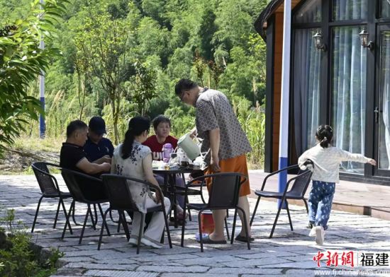 下祝乡翁山头村“留云人家”避暑山庄游客在树荫下喝茶休息。蒋祖德 摄 下祝乡翁山头村“留云人家”避暑山庄游客在树荫下喝茶休息。蒋祖德 摄