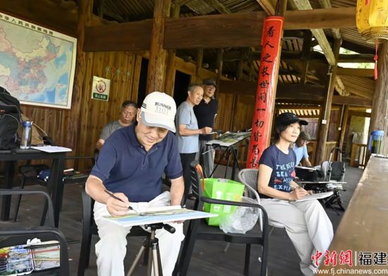 避暑民宿“罗农小筑”古厝里,游客在素描写生。蒋祖德 摄 避暑民宿“罗农小筑”古厝里,游客在素描写生。蒋祖德 摄