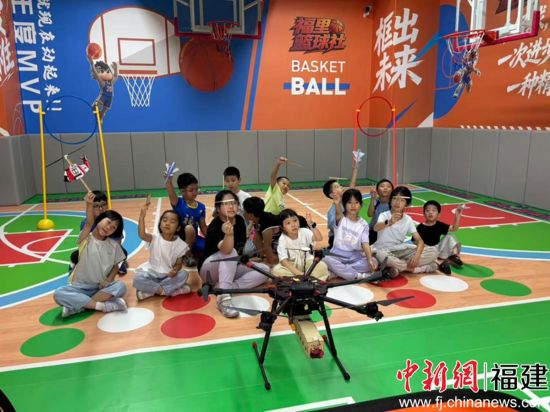 暑托班孩子们试飞四轴飞行器。吴航泽摄 暑托班孩子们试飞四轴飞行器。吴航泽摄