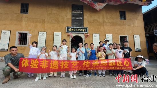 观风亭社区非遗研学活动圆满结营。吴航泽摄 观风亭社区非遗研学活动圆满结营。吴航泽摄