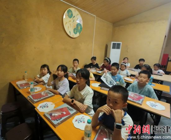 暑托班孩子们学习非遗漆扇制作。吴航泽摄 暑托班孩子们学习非遗漆扇制作。吴航泽摄