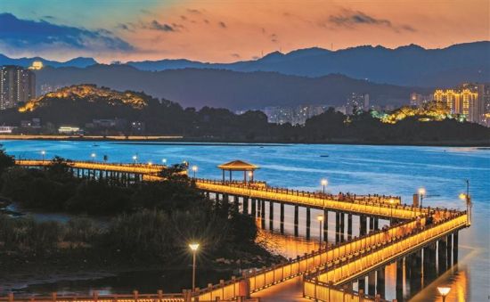 湖光伴林,四季皆景。宁德南岸公园、北岸公园成为市民日常休闲、健身散步的好去处。 王志凌 摄 湖光伴林,四季皆景。宁德南岸公园、北岸公园成为市民日常休闲、健身散步的好去处。 王志凌 摄