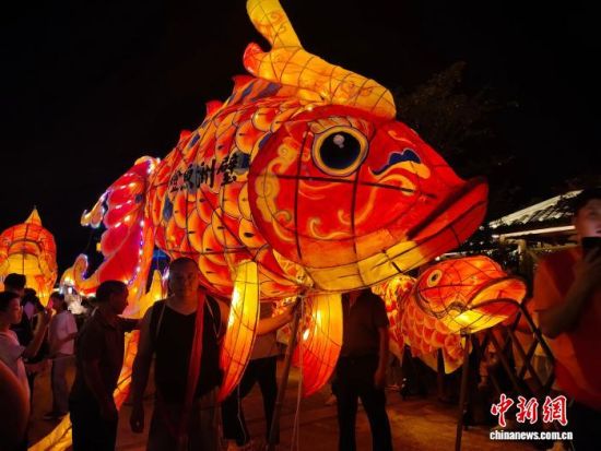 8月4日,福建省龙岩市连城县四角井历史文化街区暑期非遗奇妙夜火热开演。连城县融媒体中心供图 8月4日,福建省龙岩市连城县四角井历史文化街区暑期非遗奇妙夜火热开演。连城县融媒体中心供图