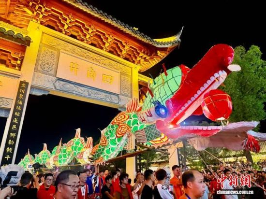 8月4日,福建省龙岩市连城县四角井历史文化街区暑期非遗奇妙夜火热开演。连城县融媒体中心供图 8月4日,福建省龙岩市连城县四角井历史文化街区暑期非遗奇妙夜火热开演。连城县融媒体中心供图