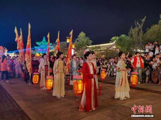8月4日,福建省龙岩市连城县四角井历史文化街区暑期非遗奇妙夜火热开演。连城县融媒体中心供图 8月4日,福建省龙岩市连城县四角井历史文化街区暑期非遗奇妙夜火热开演。连城县融媒体中心供图