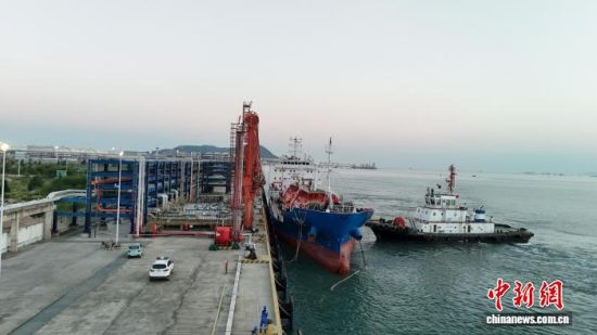 图为5日,中国籍船舶“金桂源”轮顺利靠泊福建漳州古雷石化码头。苏汉斌摄 图为5日,中国籍船舶“金桂源”轮顺利靠泊福建漳州古雷石化码头。苏汉斌摄