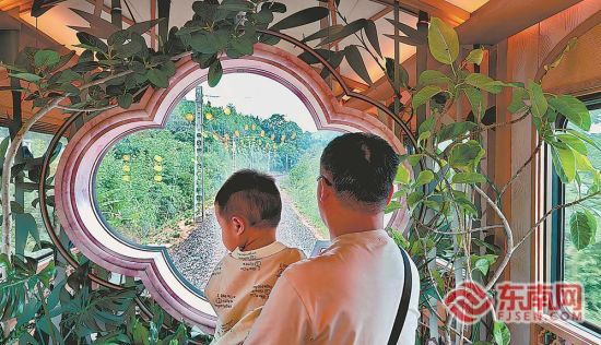 一对父子在列车尾部欣赏风景。福建日报记者 王玥明 摄 一对父子在列车尾部欣赏风景。福建日报记者 王玥明 摄