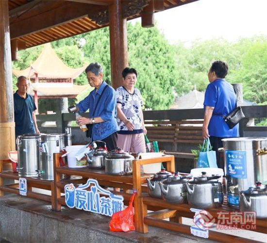 同心桥爱心茶摊上,行人在装茶水喝。 同心桥爱心茶摊上,行人在装茶水喝。