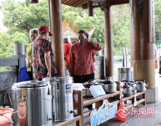 附近的村民常来这里喝茶。 附近的村民常来这里喝茶。