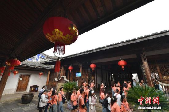 8月5日,参与2026年台湾学子重走科举路研习营的逾百名台胞走进福州台湾会馆,在青砖黛瓦间触摸两岸共有的历史记忆。中新网记者 张斌 摄 8月5日,参与2026年台湾学子重走科举路研习营的逾百名台胞走进福州台湾会馆,在青砖黛瓦间触摸两岸共有的历史记忆。中新网记者 张斌 摄