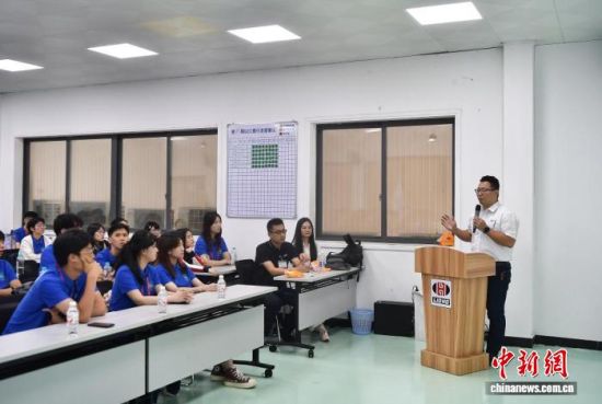 图为营员们在台资企业福州六和汽车零部件有限公司和台籍员工(右一)交流。中新社记者 张斌 摄 图为营员们在台资企业福州六和汽车零部件有限公司和台籍员工(右一)交流。中新社记者 张斌 摄