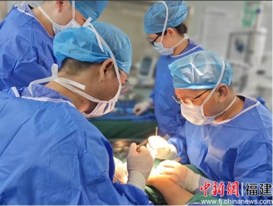 图为朱振中及团队在手术中。晋江市医院(上海六院福建医院)供图。 图为朱振中及团队在手术中。晋江市医院(上海六院福建医院)供图。