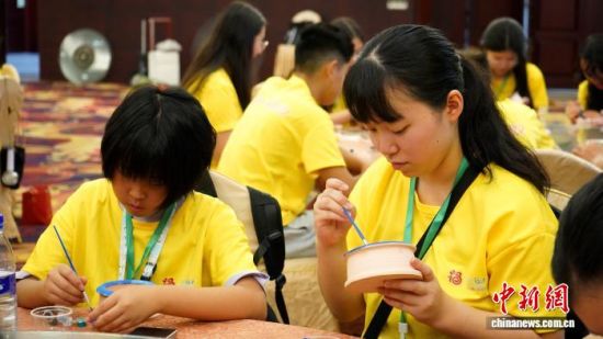 海外华裔青少年体验土楼模型彩绘,大家手持画笔,一笔一画间把宏伟的土楼轮廓描摹在模型之上,亲手感受土楼建筑的独特魅力。永定区融媒体中心供图 海外华裔青少年体验土楼模型彩绘,大家手持画笔,一笔一画间把宏伟的土楼轮廓描摹在模型之上,亲手感受土楼建筑的独特魅力。永定区融媒体中心供图