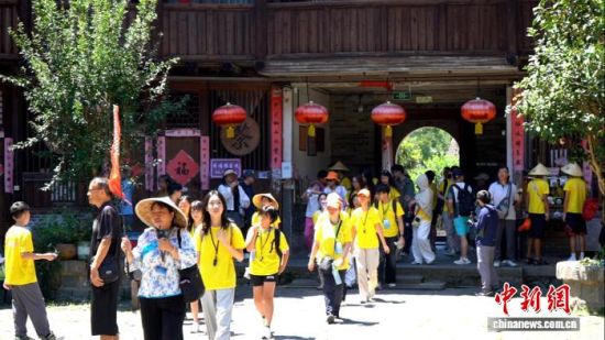 海外华裔青少年沿着土楼廊道缓步参观,听导游细致讲解土楼夯筑技艺、客家宗族聚居文化与百年侨乡故事,全方位感受客家文化的独特魅力。永定区融媒体中心供图 海外华裔青少年沿着土楼廊道缓步参观,听导游细致讲解土楼夯筑技艺、客家宗族聚居文化与百年侨乡故事,全方位感受客家文化的独特魅力。永定区融媒体中心供图