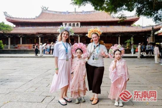 16个国家的青少年到访泉州开元寺。主办方供图 16个国家的青少年到访泉州开元寺。主办方供图