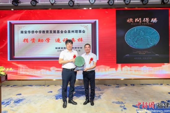 ���������³����˾���100��Ԫ��ĸУ����������Ʒ
