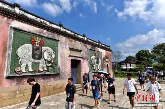 8月7日,中外球员一同走进梁厝特色历史文化街区参观。中新社记者 张斌 摄 8月7日,中外球员一同走进梁厝特色历史文化街区参观。中新社记者 张斌 摄