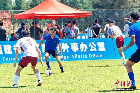 8月4日,2026福建省国际友城青年五人制足球友谊赛在福建福州开幕。图为中国香港崇创首饰U20足球队与巴西塞阿拉联邦教育科技学院足球队比赛现场。 叶秋云 摄 8月4日,2026福建省国际友城青年五人制足球友谊赛在福建福州开幕。图为中国香港崇创首饰U20足球队与巴西塞阿拉联邦教育科技学院足球队比赛现场。 叶秋云 摄