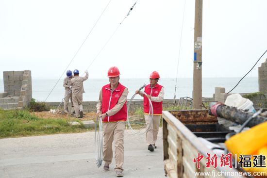 国网莆田供电公司加固沿海线路杆塔,保障电网安全可靠。(林世南) 国网莆田供电公司加固沿海线路杆塔,保障电网安全可靠。(林世南)