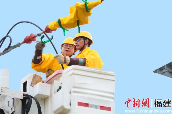国网莆田供电公司开展带电作业,保障园区企业生产用电可靠 (李晓婷) 国网莆田供电公司开展带电作业,保障园区企业生产用电可靠 (李晓婷)