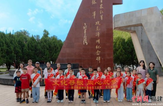 图为蔡雪玲一行与龙文区30名小小讲解员共赴红军进漳纪念馆开展红色研学。致公党龙文总支供图 图为蔡雪玲一行与龙文区30名小小讲解员共赴红军进漳纪念馆开展红色研学。致公党龙文总支供图