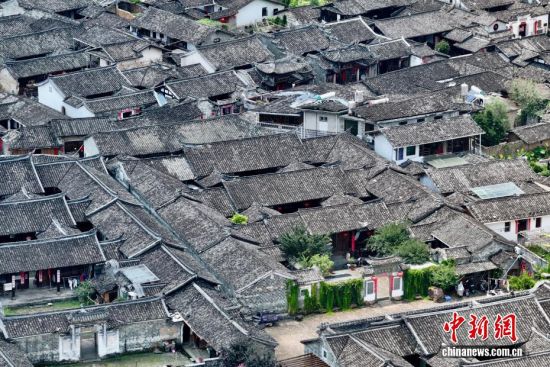 8月8日,空中俯瞰山水环绕的福建连城培田古村。(无人机照片)中新社记者 王东明 摄 8月8日,空中俯瞰山水环绕的福建连城培田古村。(无人机照片)中新社记者 王东明 摄