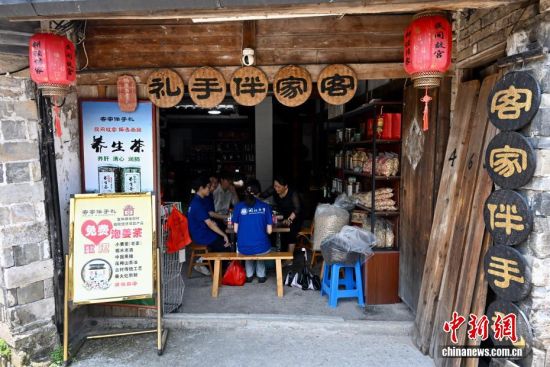 8月8日,游客在福建连城培田古村落村民开的店铺里喝茶。中新社记者 王东明 摄 8月8日,游客在福建连城培田古村落村民开的店铺里喝茶。中新社记者 王东明 摄