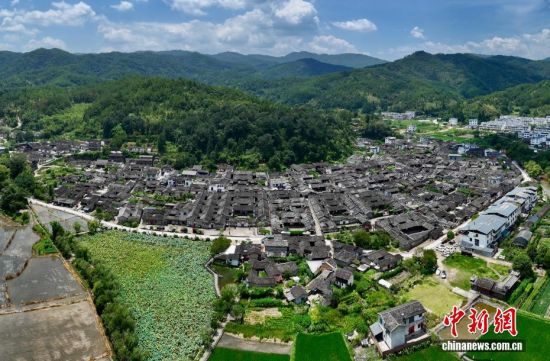 8月8日,空中俯瞰福建连城培田古村。(无人机照片)中新社记者 王东明 摄 8月8日,空中俯瞰福建连城培田古村。(无人机照片)中新社记者 王东明 摄