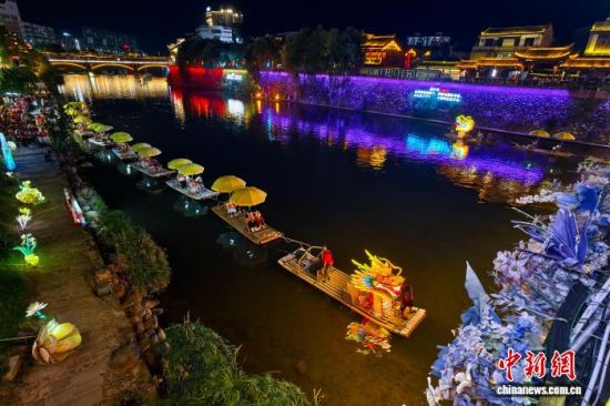 8月8日晚,游客在福建长汀古城乘船夜游汀江两岸。中新社记者 王东明 摄 8月8日晚,游客在福建长汀古城乘船夜游汀江两岸。中新社记者 王东明 摄
