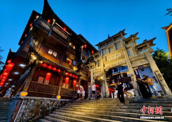 8月8日晚,游客在福建长汀古城游玩。中新社记者 王东明 摄 8月8日晚,游客在福建长汀古城游玩。中新社记者 王东明 摄