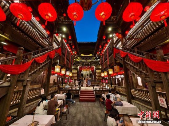 8月8日晚,游客在福建长汀古城客家八喜楼里参观。中新社记者 王东明 摄 8月8日晚,游客在福建长汀古城客家八喜楼里参观。中新社记者 王东明 摄
