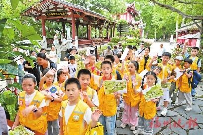 孩子们手持参考图,开启“寻宝”之旅。 孩子们手持参考图,开启“寻宝”之旅。