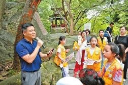 于山风景名胜公园管理处主任孙伟为孩子们介绍乌山摩崖石刻。 于山风景名胜公园管理处主任孙伟为孩子们介绍乌山摩崖石刻。