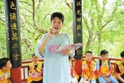 乌山小学林佳恒老师指导孩子们写作。 乌山小学林佳恒老师指导孩子们写作。