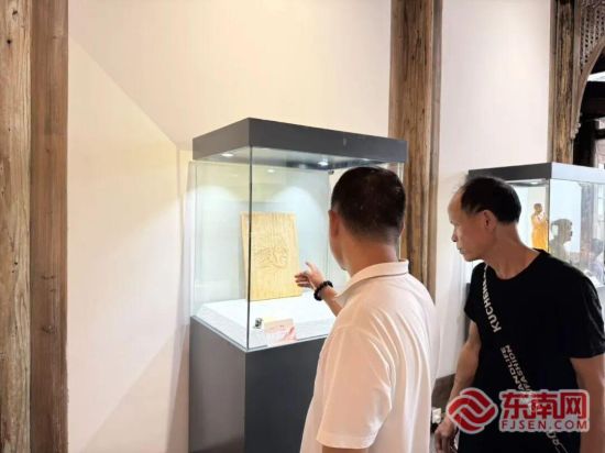 闽派象园木雕精品展吸引了众多市民和爱好者。 闽派象园木雕精品展吸引了众多市民和爱好者。