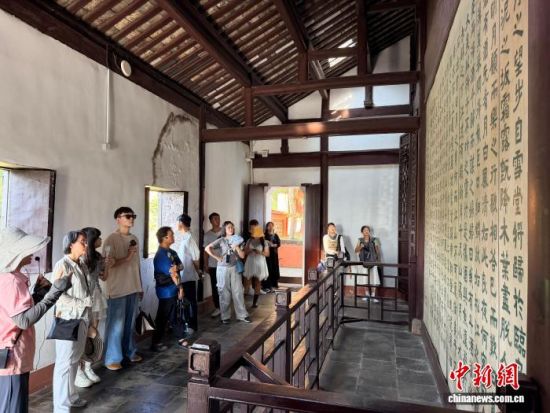 8月6日,区桂芝(左二)与台湾青年在湖北黄冈东坡赤壁景区参访,品读苏轼作品《后赤壁赋》。 中新社记者 马芙蓉 摄 8月6日,区桂芝(左二)与台湾青年在湖北黄冈东坡赤壁景区参访,品读苏轼作品《后赤壁赋》。 中新社记者 马芙蓉 摄