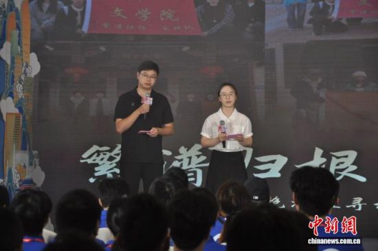 8月6日,在福州马尾海峡青年交流营地,由两岸大学生组成的福建师范大学文学院“繁谱归根——数智赋能两岸同胞溯祖寻根”团队,分享数智助力台胞寻根的实践成果。陈静涵 摄 8月6日,在福州马尾海峡青年交流营地,由两岸大学生组成的福建师范大学文学院“繁谱归根——数智赋能两岸同胞溯祖寻根”团队,分享数智助力台胞寻根的实践成果。陈静涵 摄