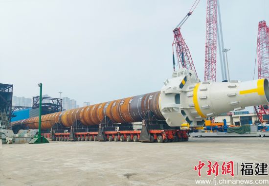 “海油安澜号”锚桩于中信重工漳州公司码头待装。朱翔宇摄 “海油安澜号”锚桩于中信重工漳州公司码头待装。朱翔宇摄