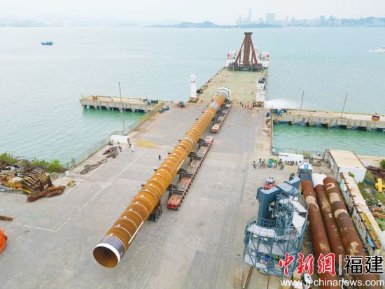 中信重工建造第一根“海油安澜号”锚桩滚转上船发运。朱翔宇摄 中信重工建造第一根“海油安澜号”锚桩滚转上船发运。朱翔宇摄