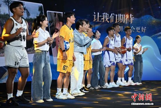 图为嘉宾和两岸青年在活动上合唱歌曲《明天会更好》。中新社记者 张斌 摄 图为嘉宾和两岸青年在活动上合唱歌曲《明天会更好》。中新社记者 张斌 摄